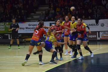 El Rocasa Gran Canaria gana con sufrimiento a un aguerrido BM Porriño (Foto BM Porriño)